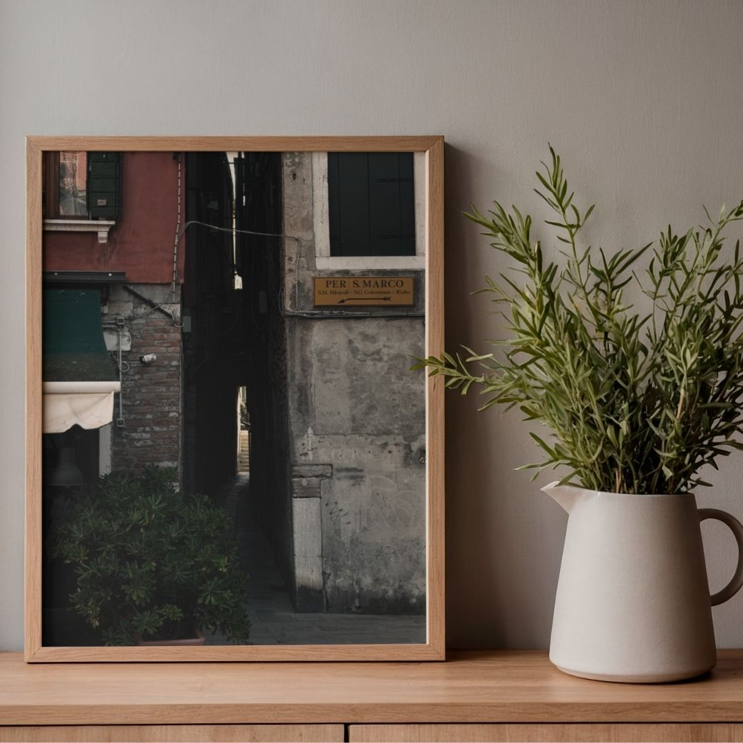 Enge Gasse in Venedig, Italien (2024)